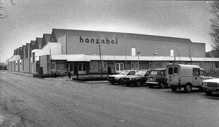 <p>In de nacht/ochtend van 23 december 1981 werd de Hanzehal door een brand volledig in de as gelegd. De huidige Hanzehal kwam tot stand na nieuwbouw in 1982 en werd precies een jaar na de noodlottige brand officieel geopend (RAZ beeldbank). </p>
